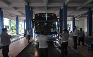 Pemeriksaan Kelaikan Bus Jelang Libur Nataru di Terminal Tirtonadi Solo