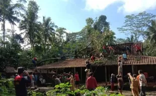 Hujan Es dan Puting Beliung Rusak Rumah Warga Sidomulyo Boyolali