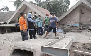 Timbunan Abu Semeru di Kampung Renteng Nyaris Seatap Rumah