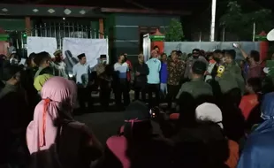 Aksi Berlanjut, Warga Dusun Suruhtani Datangi Rumah Kades di Jaten