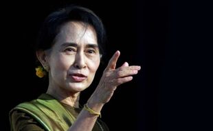 Muncul di Sidang,  Aung San Suu Kyi Pakai Seragam Tahanan