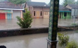 Rumah Kebanjiran, 30 Warga Carikan Klaten Dievakuasi dengan Perahu