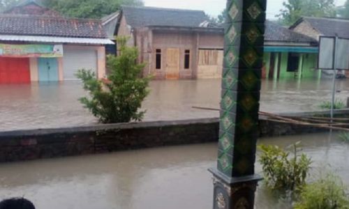 Rumah Kebanjiran, 30 Warga Carikan Klaten Dievakuasi dengan Perahu