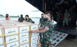 Hercules TNI AU Kirim 12 Ton Sembako untuk Korban Semeru