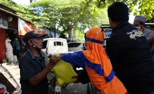 Murid SD IT Az Zahra 2 Sragen Berbagi Paket Sembako Bersama Ayah