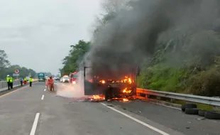 Angkut 30 Penumpang, Bus Sudiro Tunggal Kebakaran di Tol Semarang-Solo