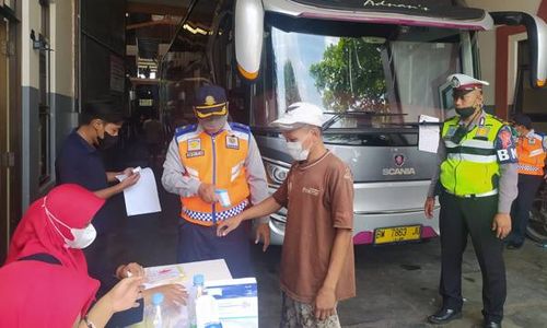 Dari PO ke PO, Petugas Gabungan Sukoharjo Cek Kesehatan Awak Bus