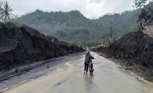 Gunung Semeru Erupsi Lagi, Lumajang Diguyur Hujan Abu Senin Pagi