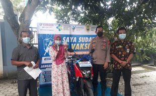 Ikut Vaksinasi, Warga Guworejo Sragen Ini Dapat Hadiah Motor Baru