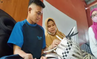 Ibu-Ibu Krisajo Ajari Difabel di Madiun Bikin Tas dari Plastik