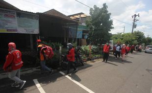 Belasan Dokter Muda Blusukan Kampung di Solo Bantu Warga Kurang Mampu