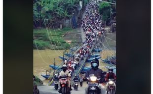 Viral! Jembatan Unik di Karawang, Dibuat dari Perahu yang Berjejer