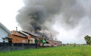 Gudang Mebel Rotan di Trangsan Sukoharjo Terbakar