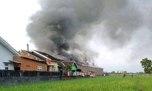 Gudang Mebel Rotan di Trangsan Sukoharjo Terbakar