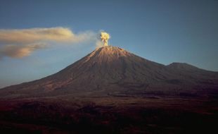 Misteri Gunung Semeru: Paku Bumi Jawa Ditancapkan Para Dewa