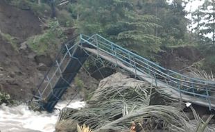 Dua Jembatan Utama Putus Akibat Banjir, 5 Desa di Cianjur Terisolasi