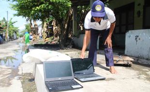 Bikin Nyesek, Warga Klaten Ini Jemur 2 Laptop yang Terendam Banjir