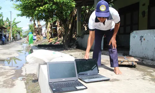 Bikin Nyesek, Warga Klaten Ini Jemur 2 Laptop yang Terendam Banjir