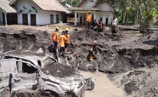 Penampakan Mobil SAR UNS Usai Tertimbun Lahar Semeru