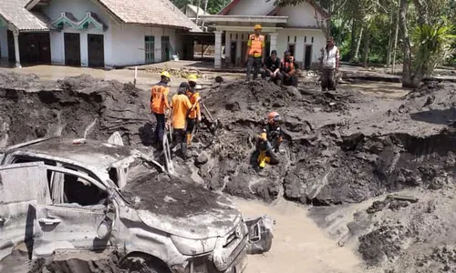 Penampakan Mobil SAR UNS Usai Tertimbun Lahar Semeru