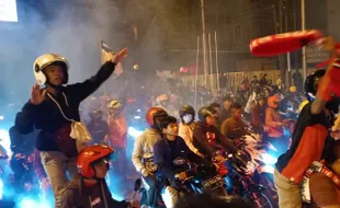 Konvoi Suporter Persis Solo Dibubarkan Polisi, Ini Foto-Fotonya!