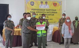 Keluarga 21 anggota Satlinmas Karanganyar Dapat Bantuan Total Rp30 Juta