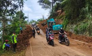 Dua Alat Berat Diturunkan, Jalan Bandung-Cianjur Bisa Dilewati Lagi