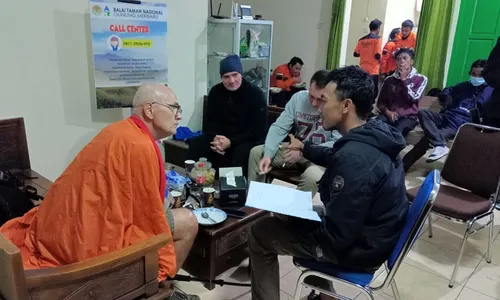 Tersesat di Merbabu, Pendaki WNA Hangatkan Diri dengan Daun Kering