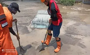 Tertimbun Lahar Saat Evakuasi Warga, Mobil SAR UNS Hanya Kelihatan Atap