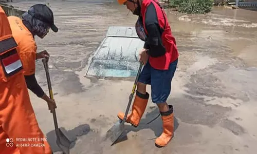 Tertimbun Lahar Saat Evakuasi Warga, Mobil SAR UNS Hanya Kelihatan Atap