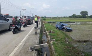 Lewati Parit, Mobil Warga Karangmalang Sragen Terjun ke Sawah