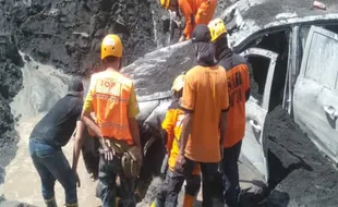 Terpendam Lahar Dingin Semeru, Mobil Tim SAR UNS Tak Bisa Diperbaiki