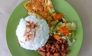 Jajan di Warteg vs Warung Padang, Pilih Mana Lur?