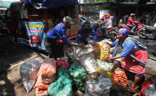 Sayur, Buah, hingga Bumbu Dikirim Pedagang Pasar Legi Solo ke Lumajang