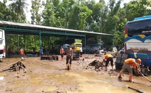 Banjir dan Longsor Landa Tirtomoyo, Seluruh Elemen Bersih-Bersih