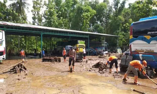 Banjir dan Longsor Landa Tirtomoyo, Seluruh Elemen Bersih-Bersih