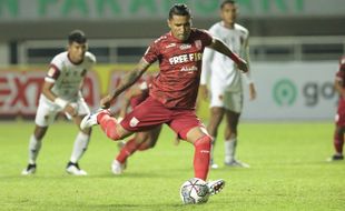 Fabiano Pastikan Kemenangan 2-0 Persis Solo Lewat Free Kick Ciamik