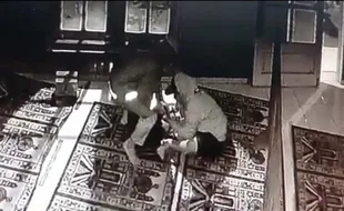 4 Maling Embat Uang Infak Masjid Al-Fatah Karanganyar, Terekam CCTV