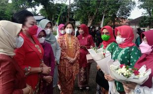 Berkebaya, Puluhan Perempuan di Sragen Gelar Upacara Hari Ibu