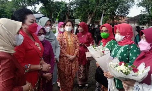 Berkebaya, Puluhan Perempuan di Sragen Gelar Upacara Hari Ibu