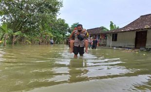 Sosok Bripka Rustam, Terjang Banjir Grobogan Sambil Gendong Nenek-nenek