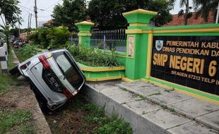 Baru Belajar Nyetir, Mobil Nyemplung Got di Depan SMPN 6 Sragen