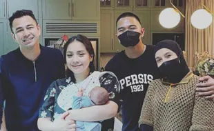 Raffi Bagikan Momen Kaesang dan Nadya Tilik Bayi Rayyanza Malik Ahmad