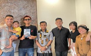 Crazy Rich Surabaya Serahkan Hasil Lelang Buku kepada Ayah Bibi