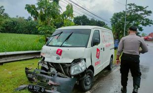 Ngantuk, Mobil Jasa Ekspedisi Tabrak Pagar Jembatan di Gondang Sragen