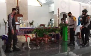 Gunakan Anjing Pelacak, Polisi Karanganyar Sisir Gereja Jelang Natal