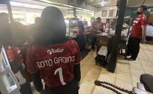 Unik! Dukung Persis Solo, Karyawan Soto Gading Pakai Seragam Merah