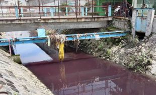 Airnya Warna-Warni, Sungai di Solo Disebut Mirip Kue Lapis