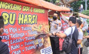 Kapolsek Grogol Terjun Langsung Bantu Warung Tengkleng Viral Solo Baru