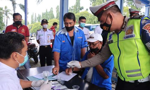 Puluhan Sopir Bus di Terminal Madiun dan Caruban Dites Urine